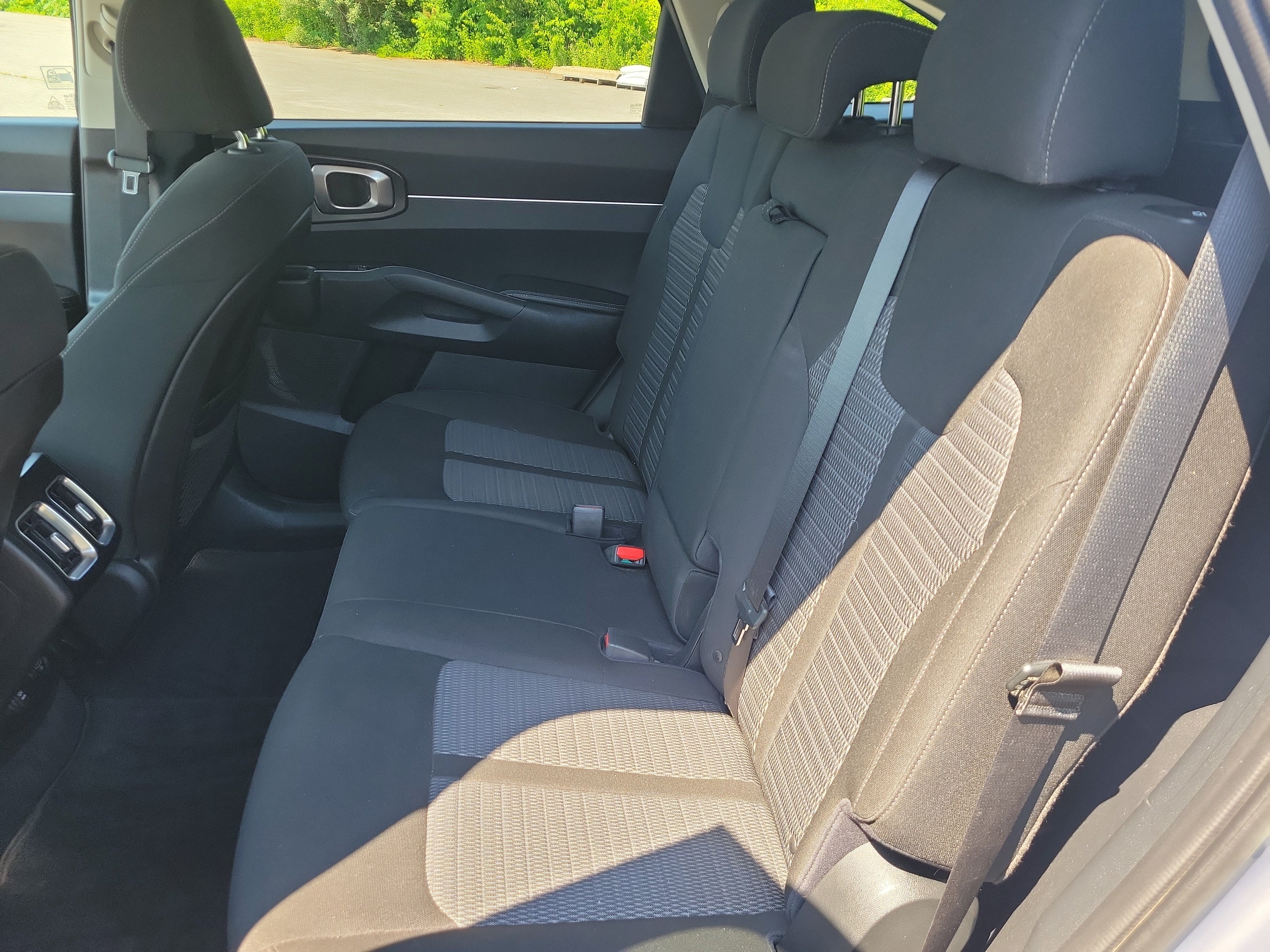 Used 2021 Kia Sorento LX AWD/4WD image 16