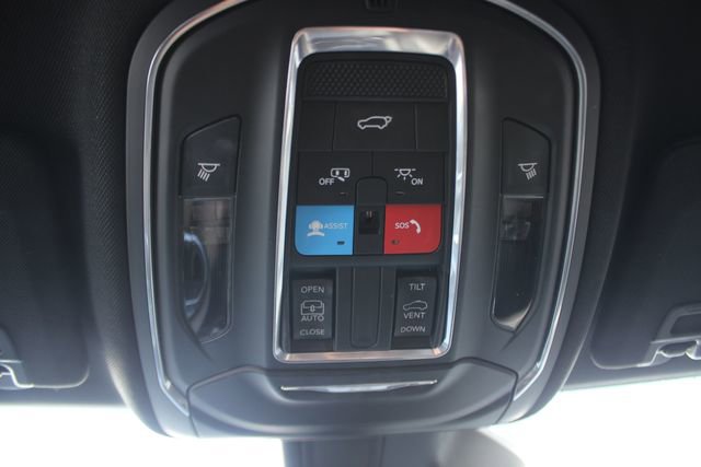 Used 2023 Jeep Grand Cherokee Altitude image 11