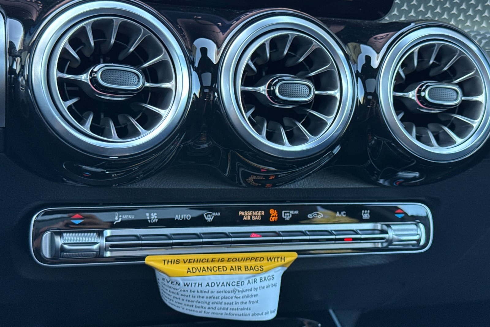 Used 2024 Mercedes-Benz EQB 300 4MATIC image 25