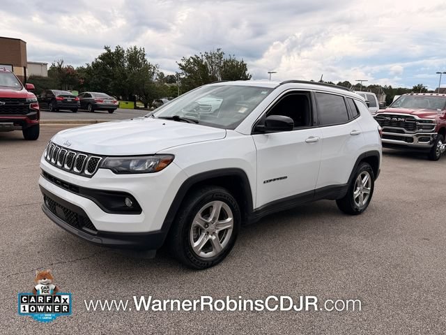 Used 2024 Jeep Compass Latitude w/ Convenience Group AWD/4WD image 3
