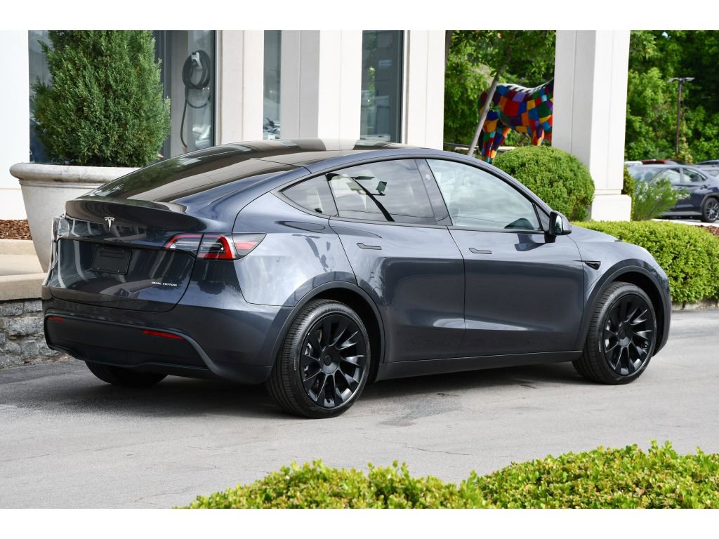 Used 2024 Tesla Model Y Long Range AWD/4WD image 4