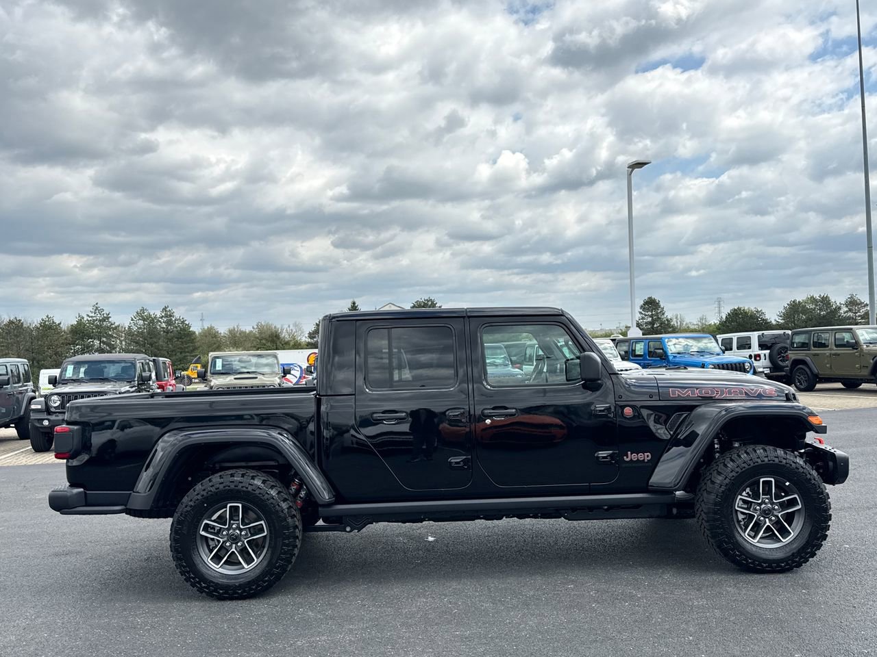 Used 2026 Jeep Gladiator Mojave AWD/4WD image 2