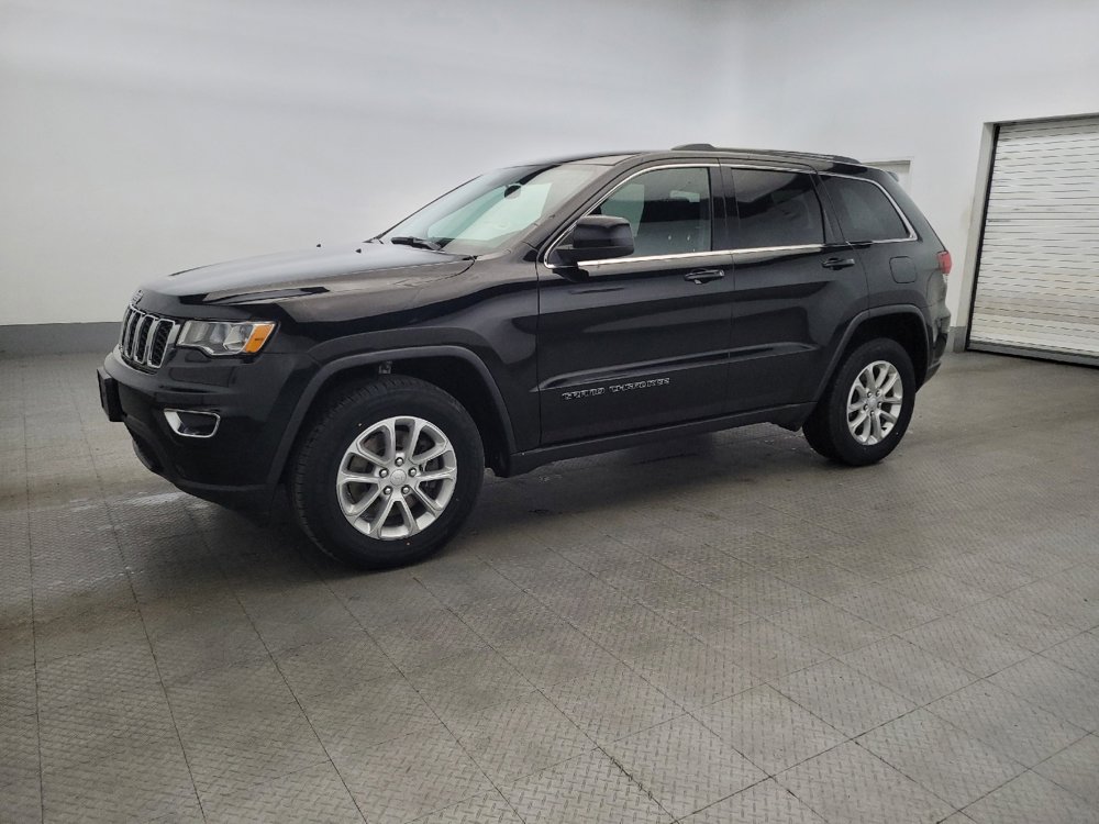 Used 2021 Jeep Grand Cherokee Laredo image 2