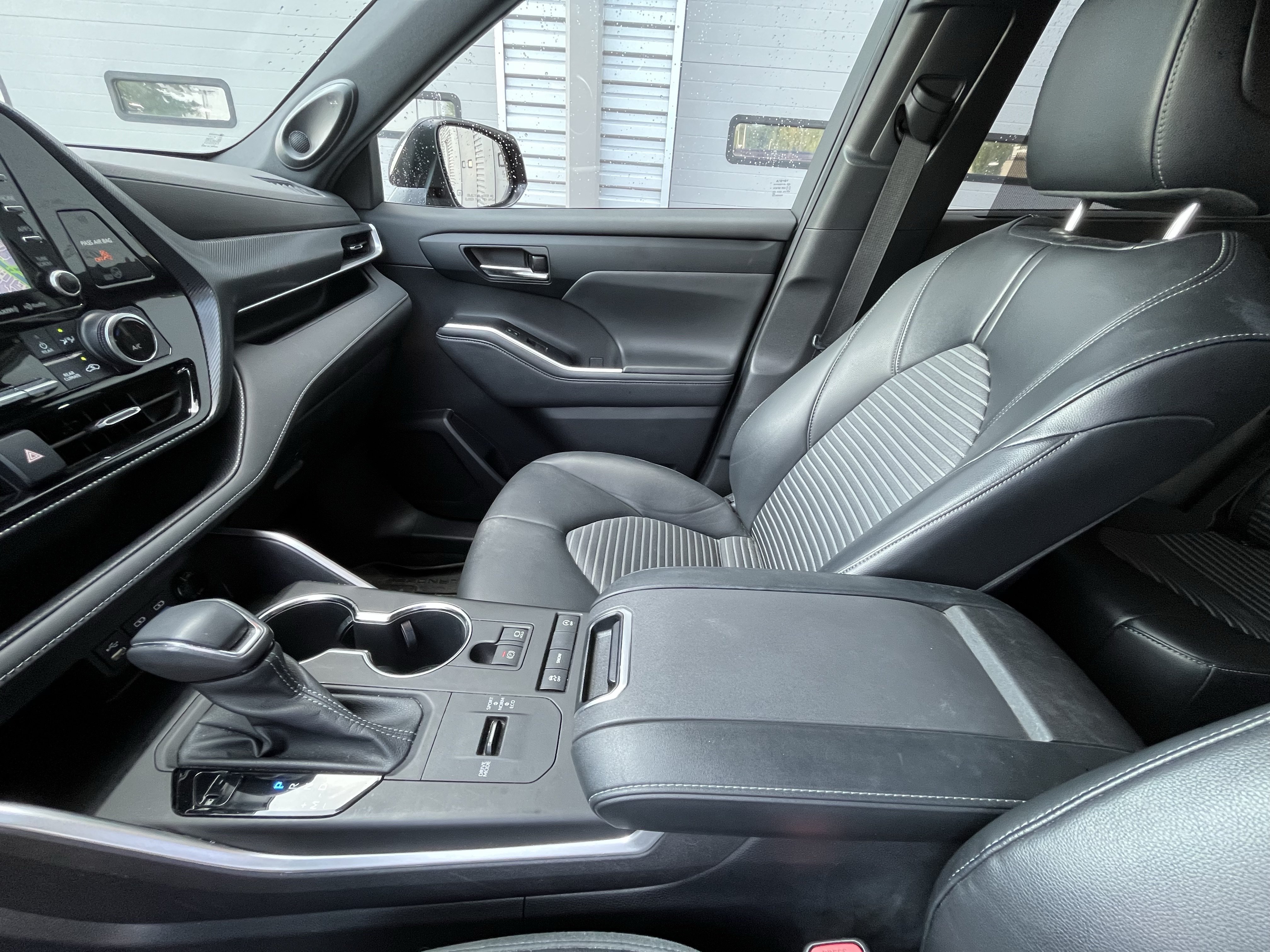 Used 2022 Toyota Highlander XSE FWD image 24