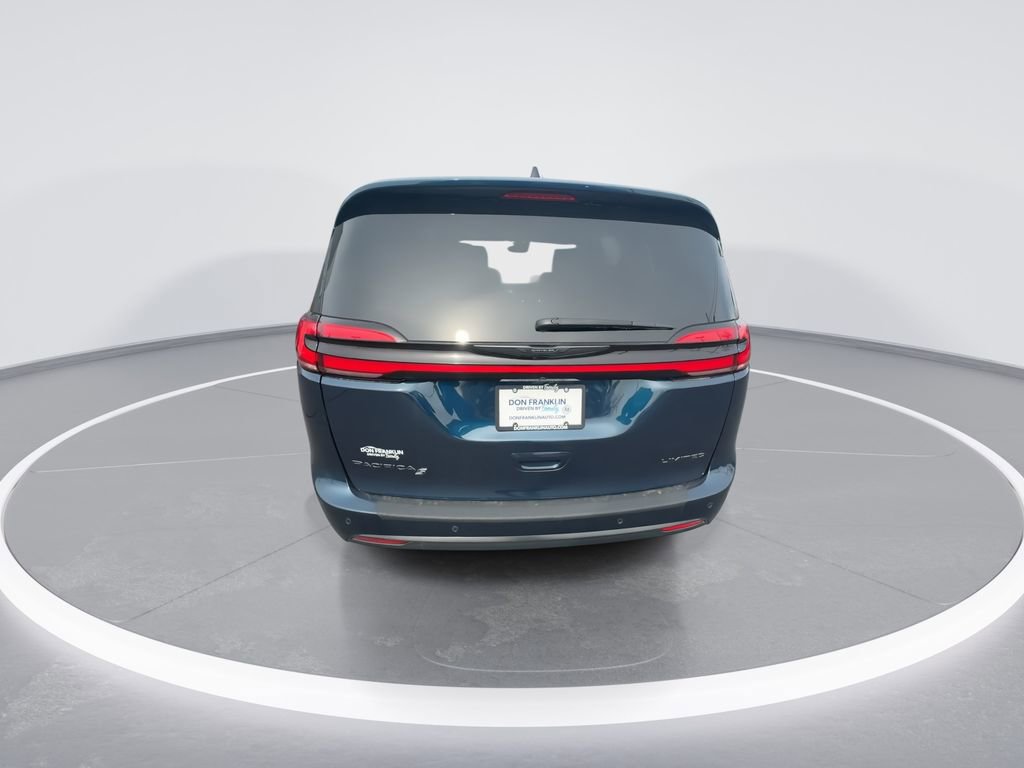 Used 2025 Chrysler Pacifica Limited image 7