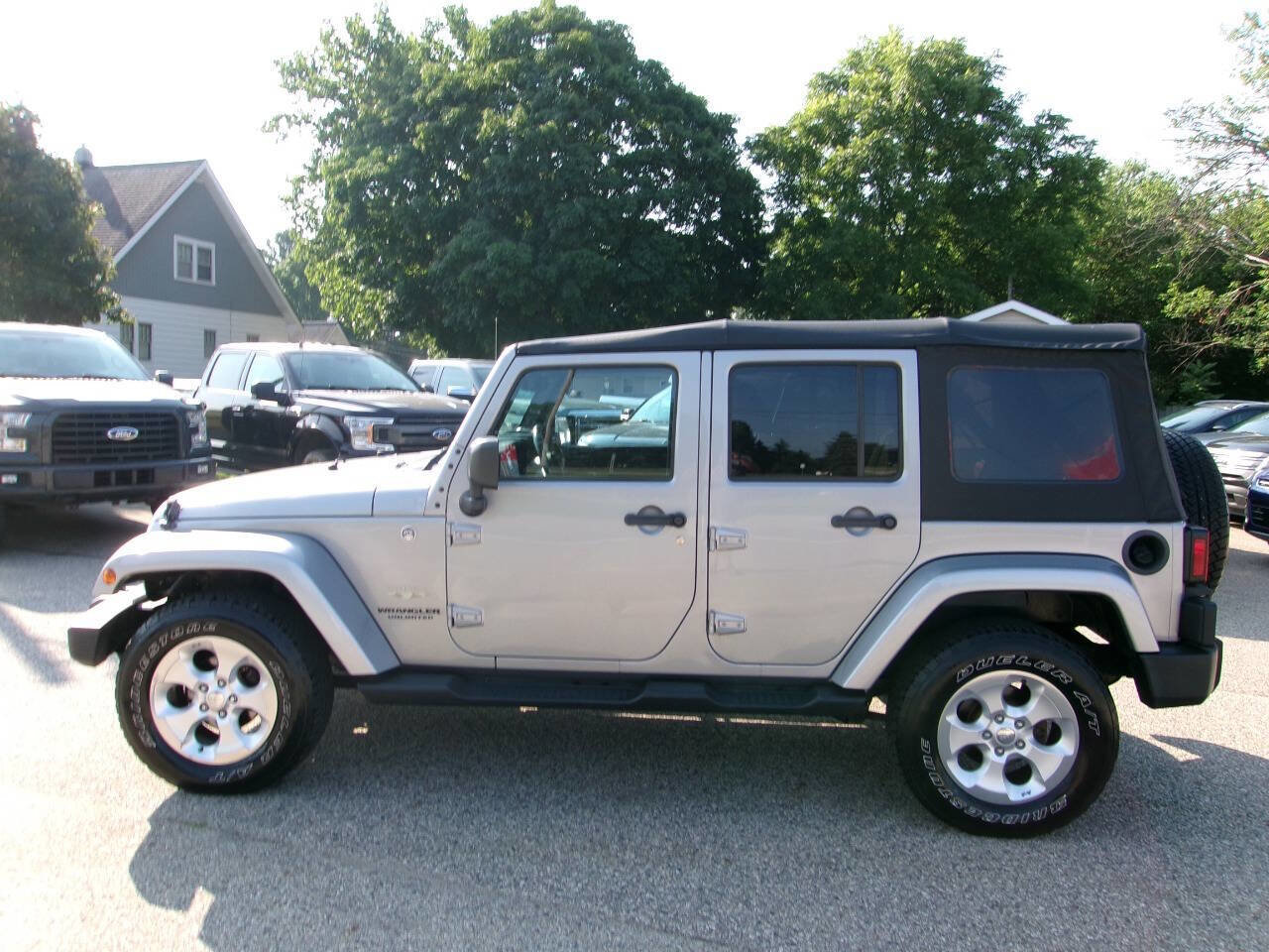 Used 2015 Jeep Wrangler Unlimited Sahara w/ Connectivity Group AWD/4WD image 8