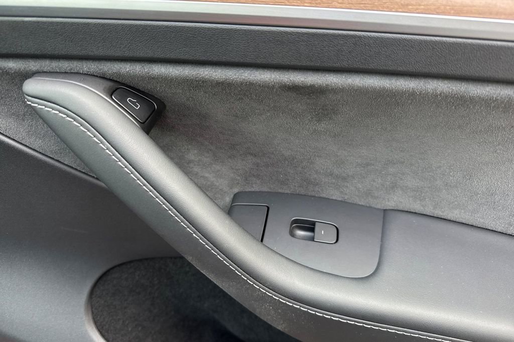 Used 2024 Tesla Model Y 2WD image 21