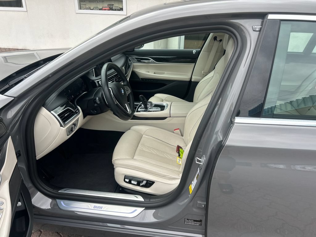 Used 2021 BMW 740i w/ Premium Package RWD image 9