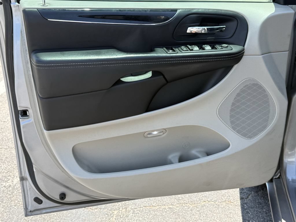 Used 2016 Dodge Grand Caravan SXT FWD image 11