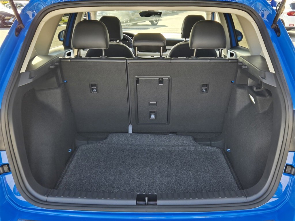 Certified 2025 Volkswagen Taos SE w/ Panoramic Sunroof Package image 16