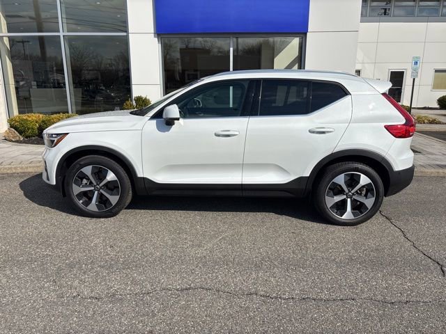 Used 2025 Volvo XC40 B5 Plus image 2