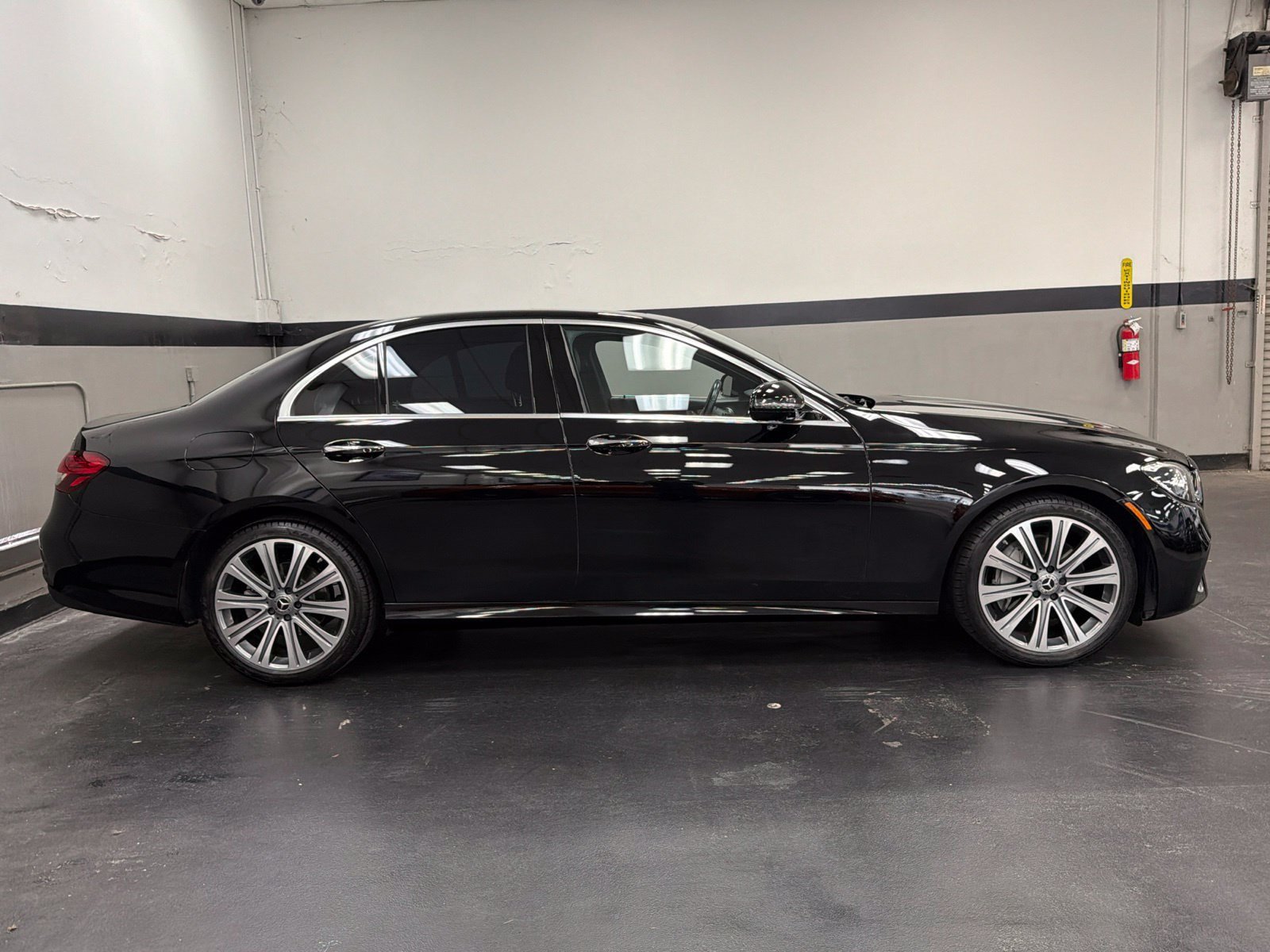 Used 2023 Mercedes-Benz E 350 4MATIC Sedan image 3