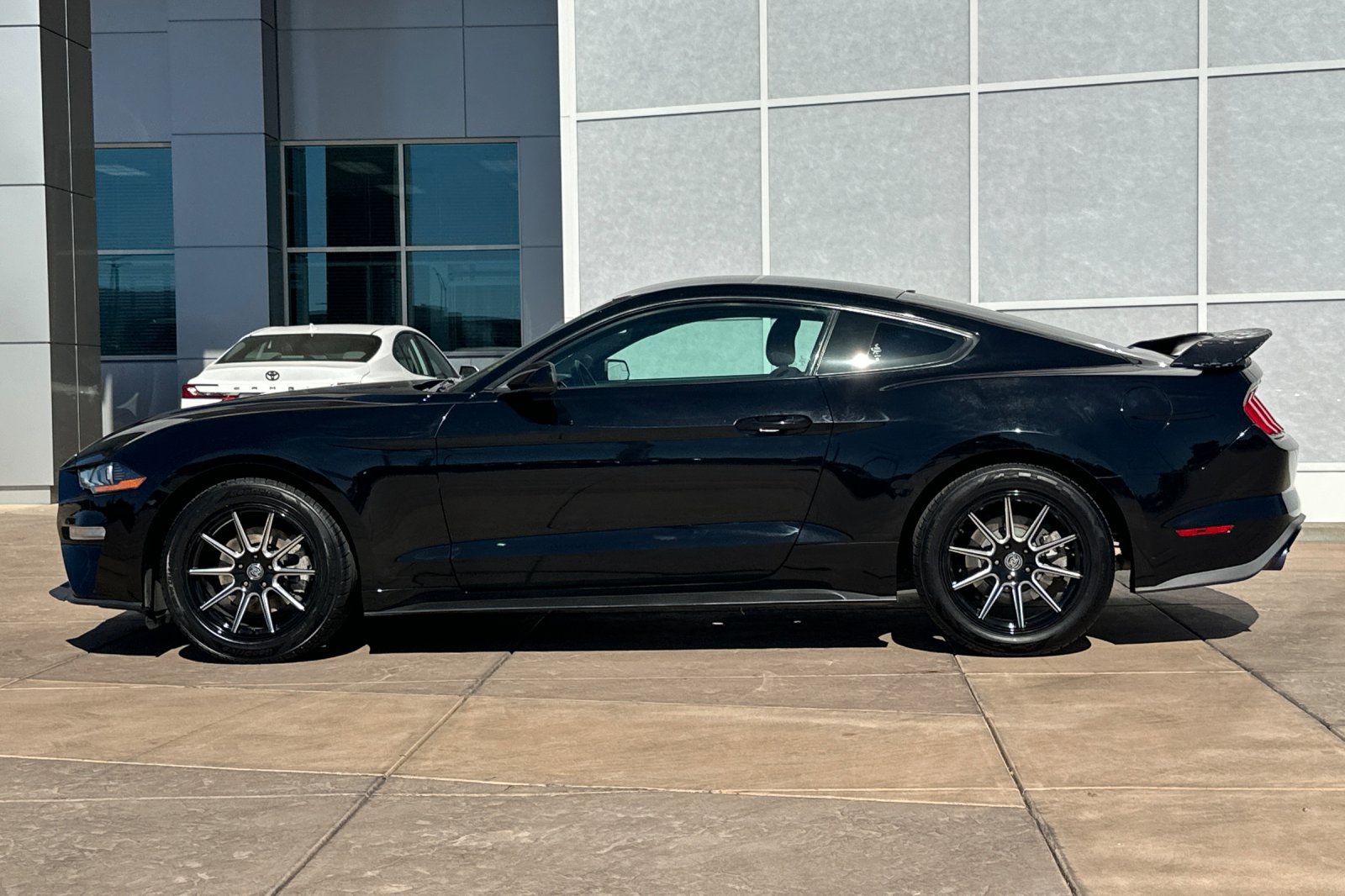 Used 2018 Ford Mustang Coupe RWD image 7