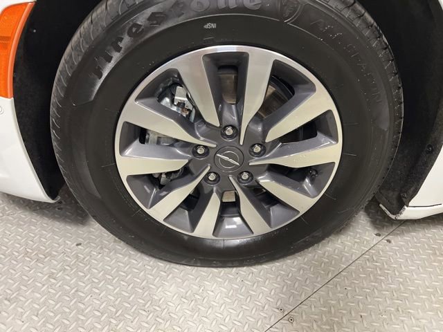 Used 2024 Chrysler Pacifica Select image 24