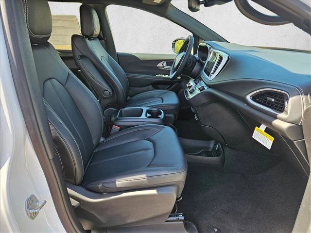 New 2026 Chrysler Pacifica Select image 17