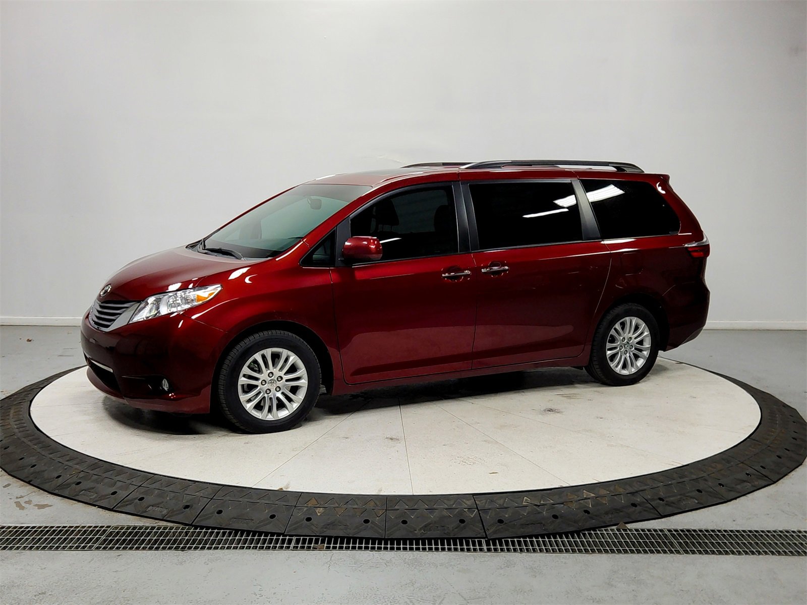 Used 2015 Toyota Sienna XLE Premium image 3