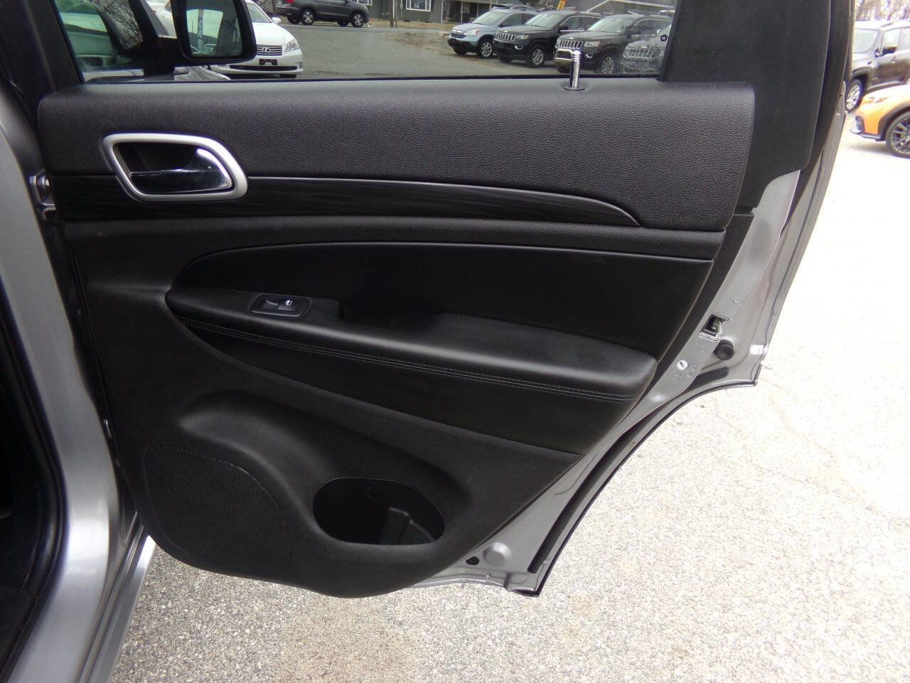 Used 2019 Jeep Grand Cherokee Altitude image 33