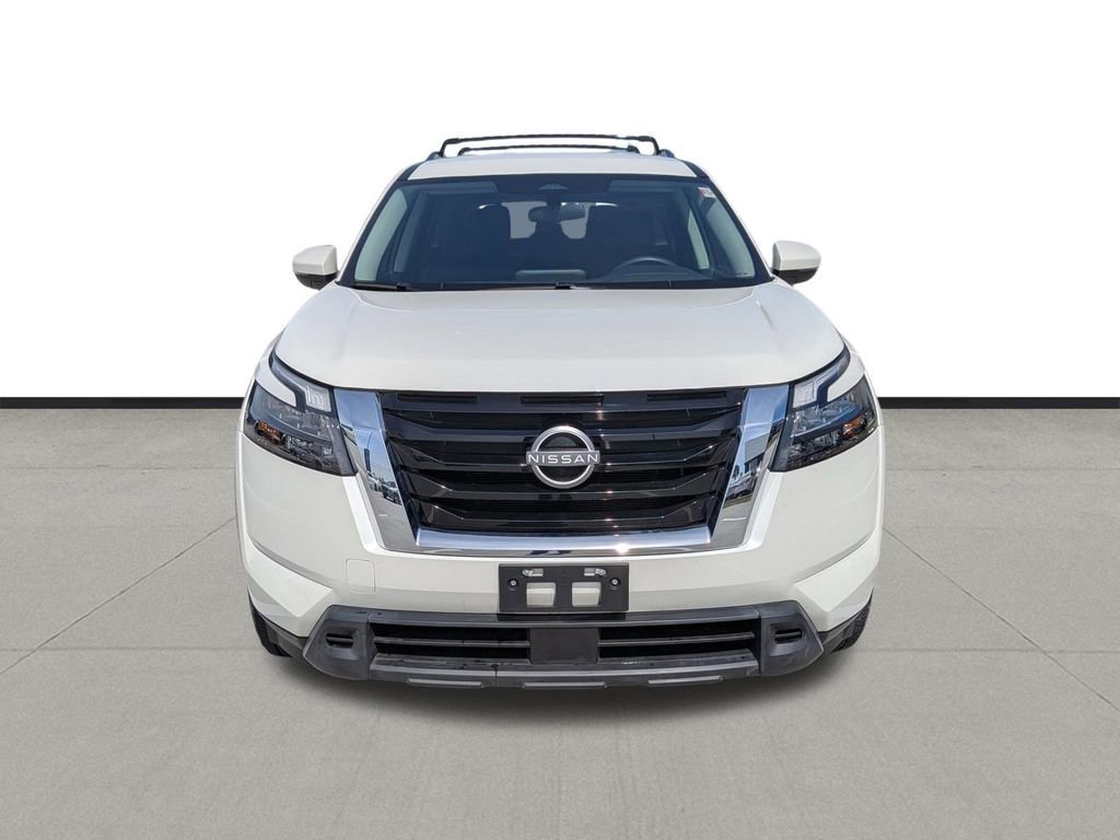 Used 2024 Nissan Pathfinder SV image 2