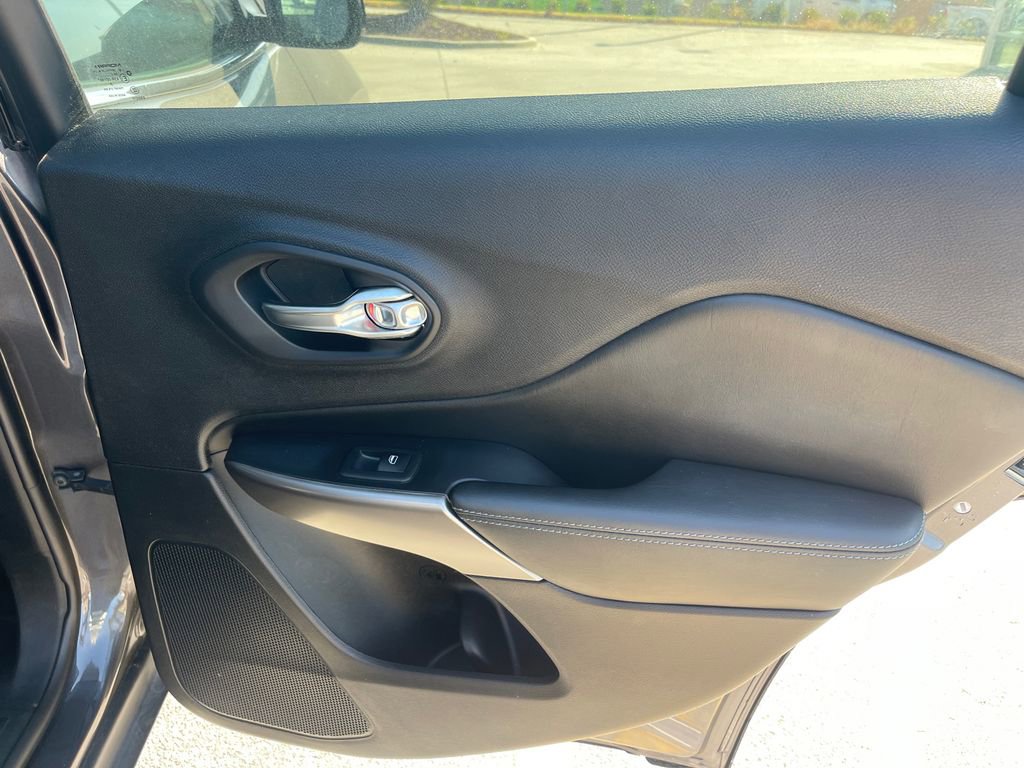 Used 2020 Jeep Cherokee Latitude Plus image 18