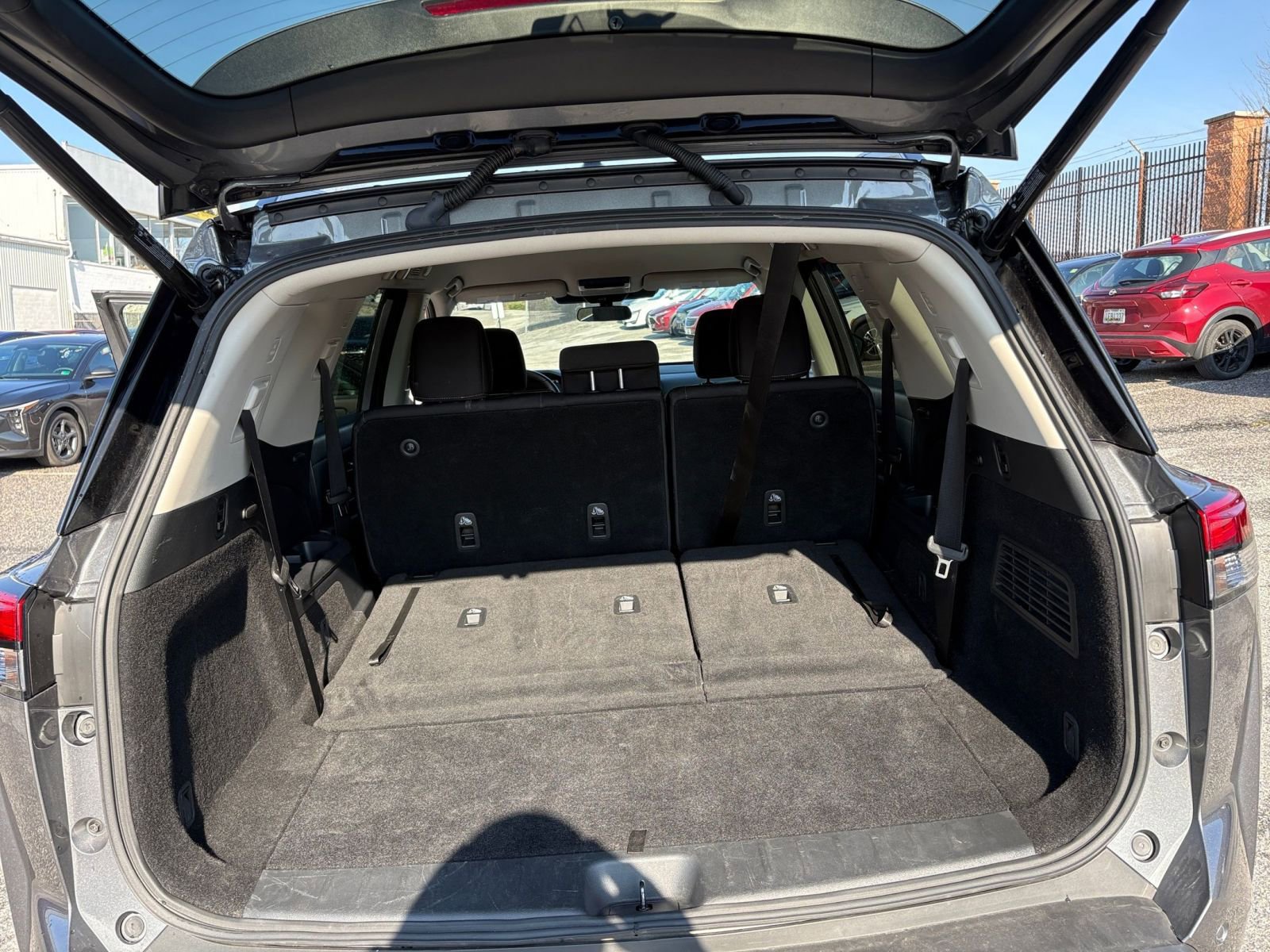 Used 2025 Nissan Pathfinder SV image 34