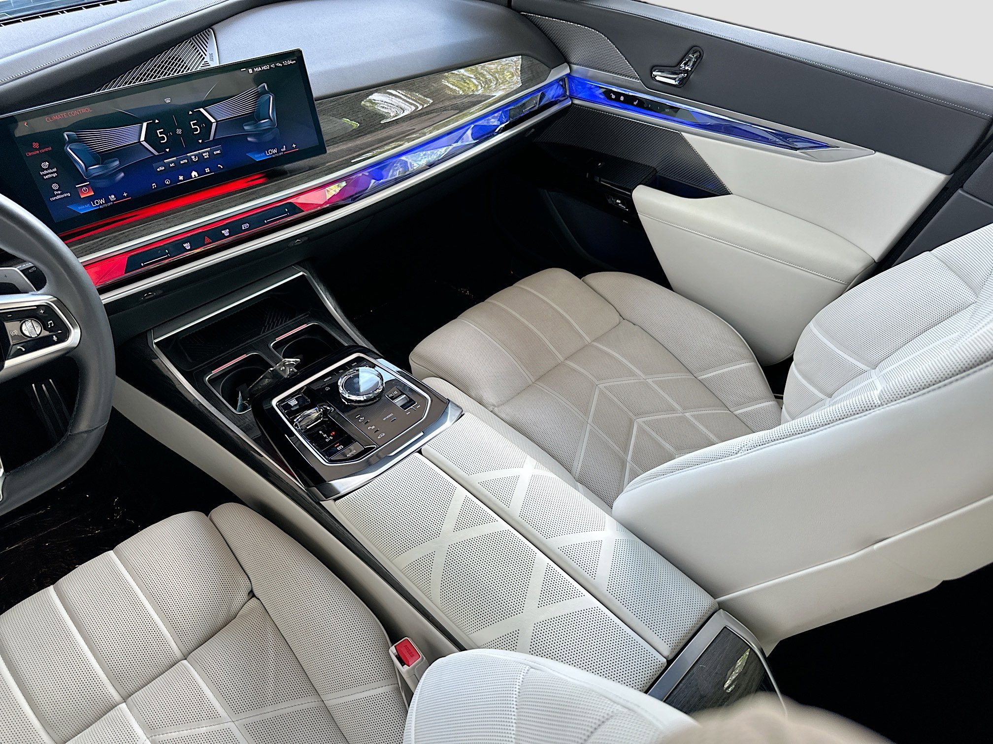 Used 2024 BMW 750e xDrive AWD/4WD image 25