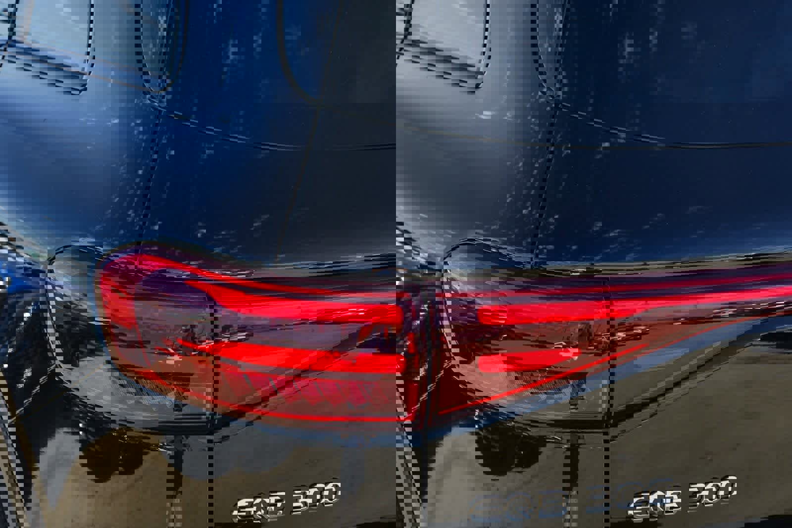 Used 2024 Mercedes-Benz EQB 300 4MATIC image 7