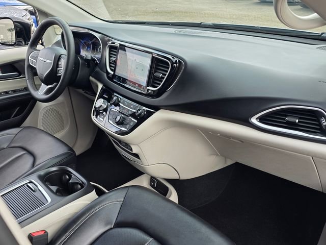 Used 2024 Chrysler Pacifica Touring-L FWD image 9