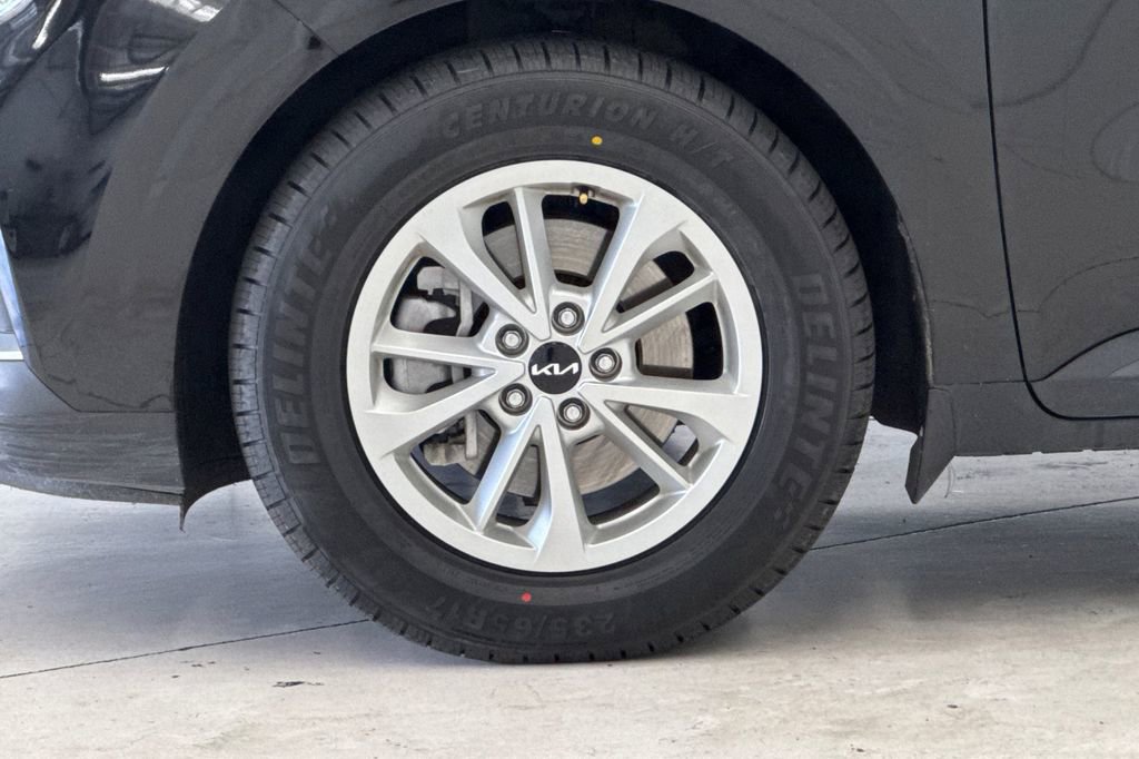 Used 2024 Kia Carnival LX FWD image 28
