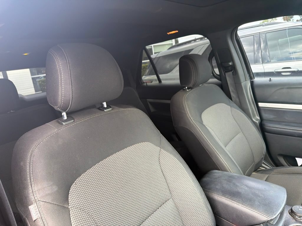 Used 2017 Ford Explorer XLT w/ Equipment Group 201A AWD/4WD image 9