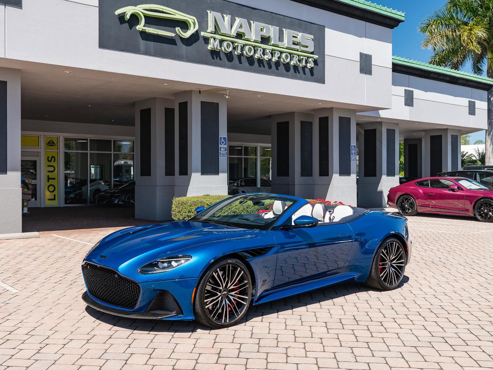 Used 2022 Aston Martin DBS Superleggera Volante image 19