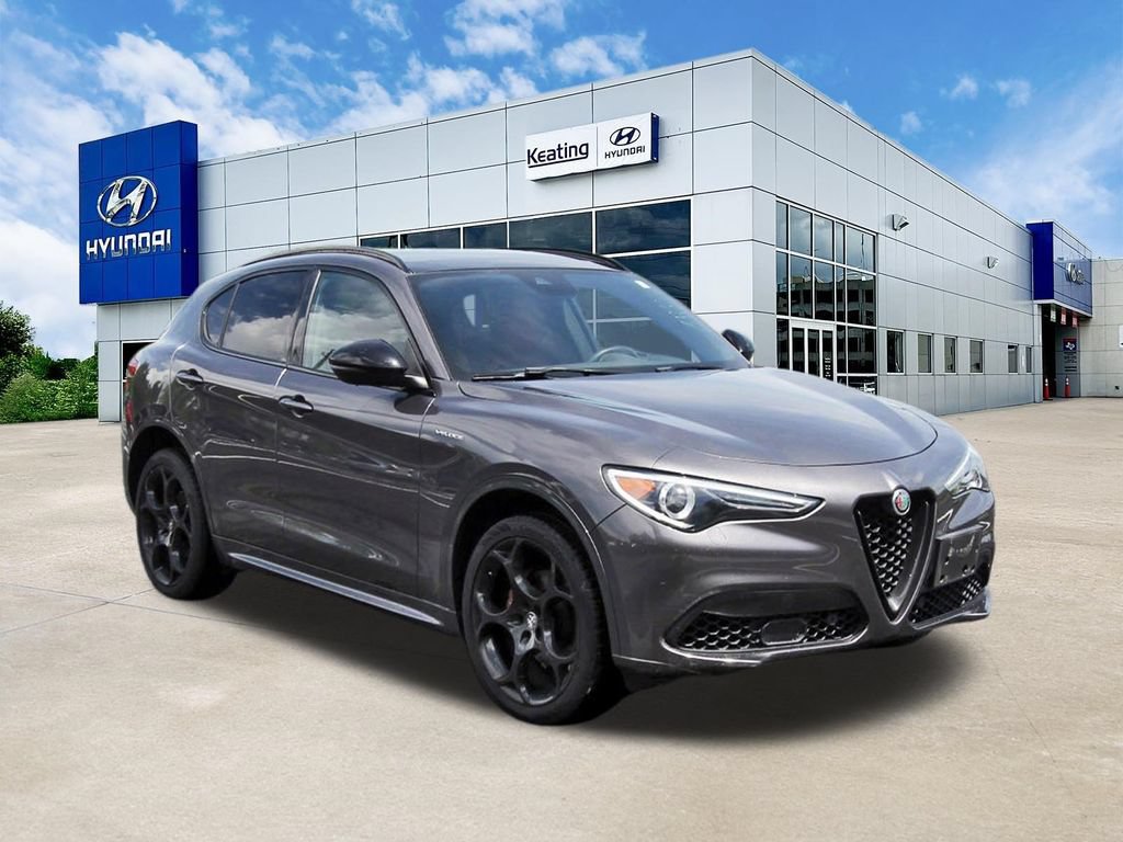 Used 2023 Alfa Romeo Stelvio Veloce AWD/4WD image 3
