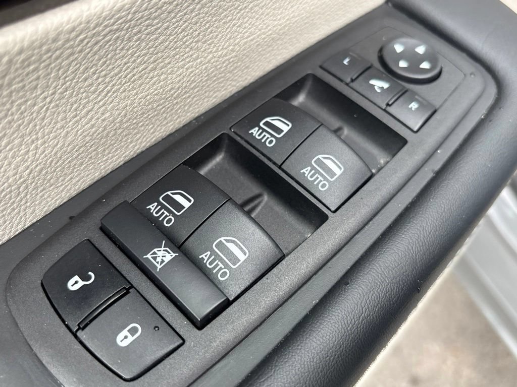 Used 2023 Chrysler Pacifica Limited AWD/4WD image 23