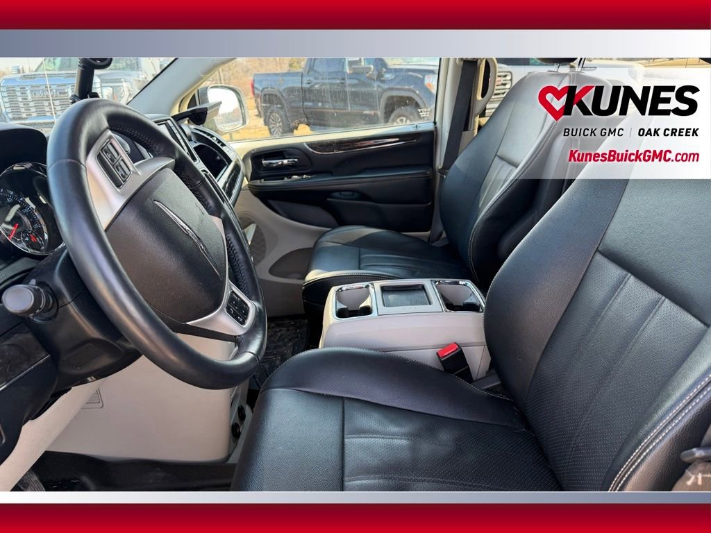 Used 2016 Chrysler Town & Country Touring-L image 8