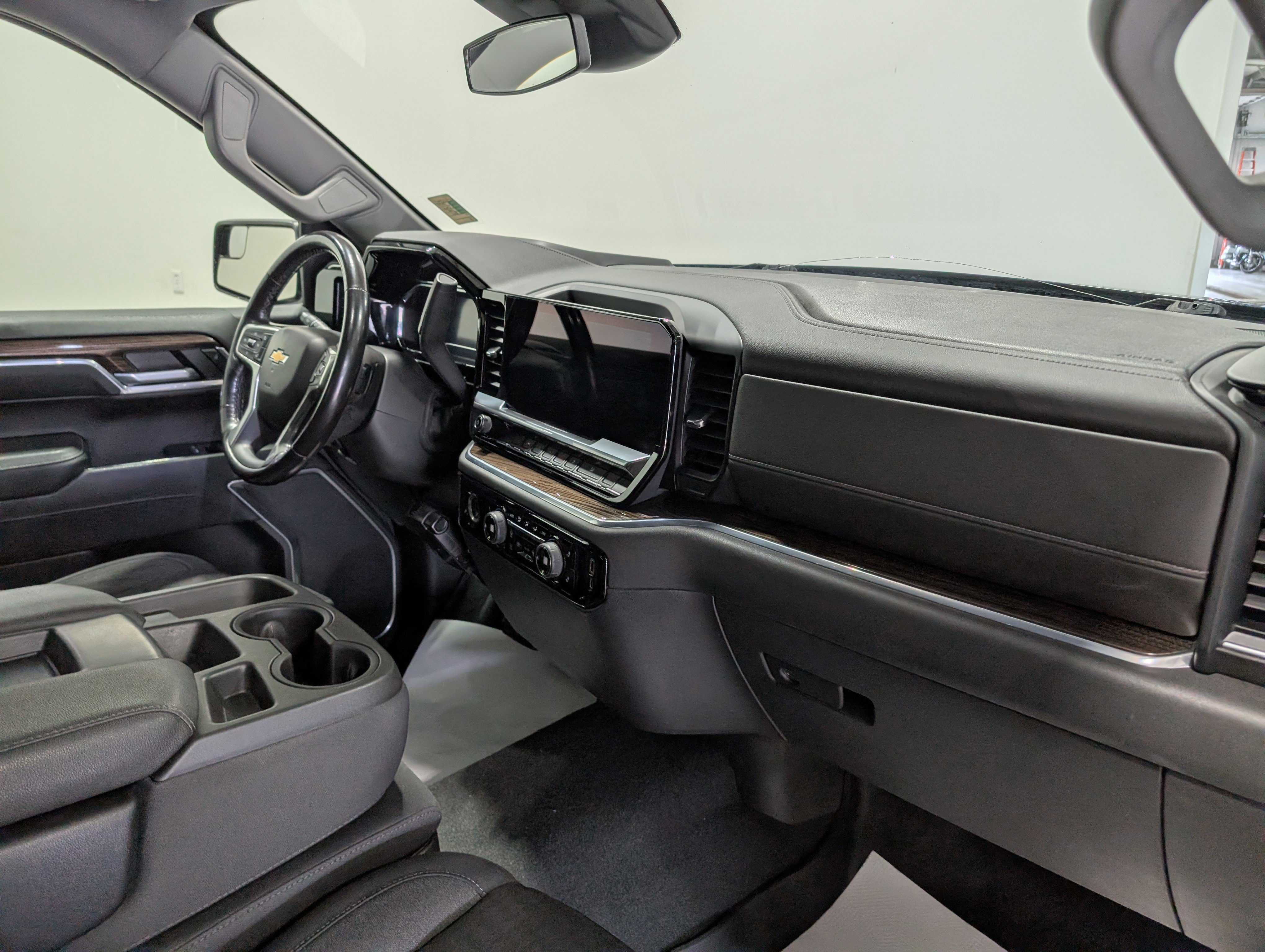 Used 2022 Chevrolet Silverado 1500 LT AWD/4WD image 19