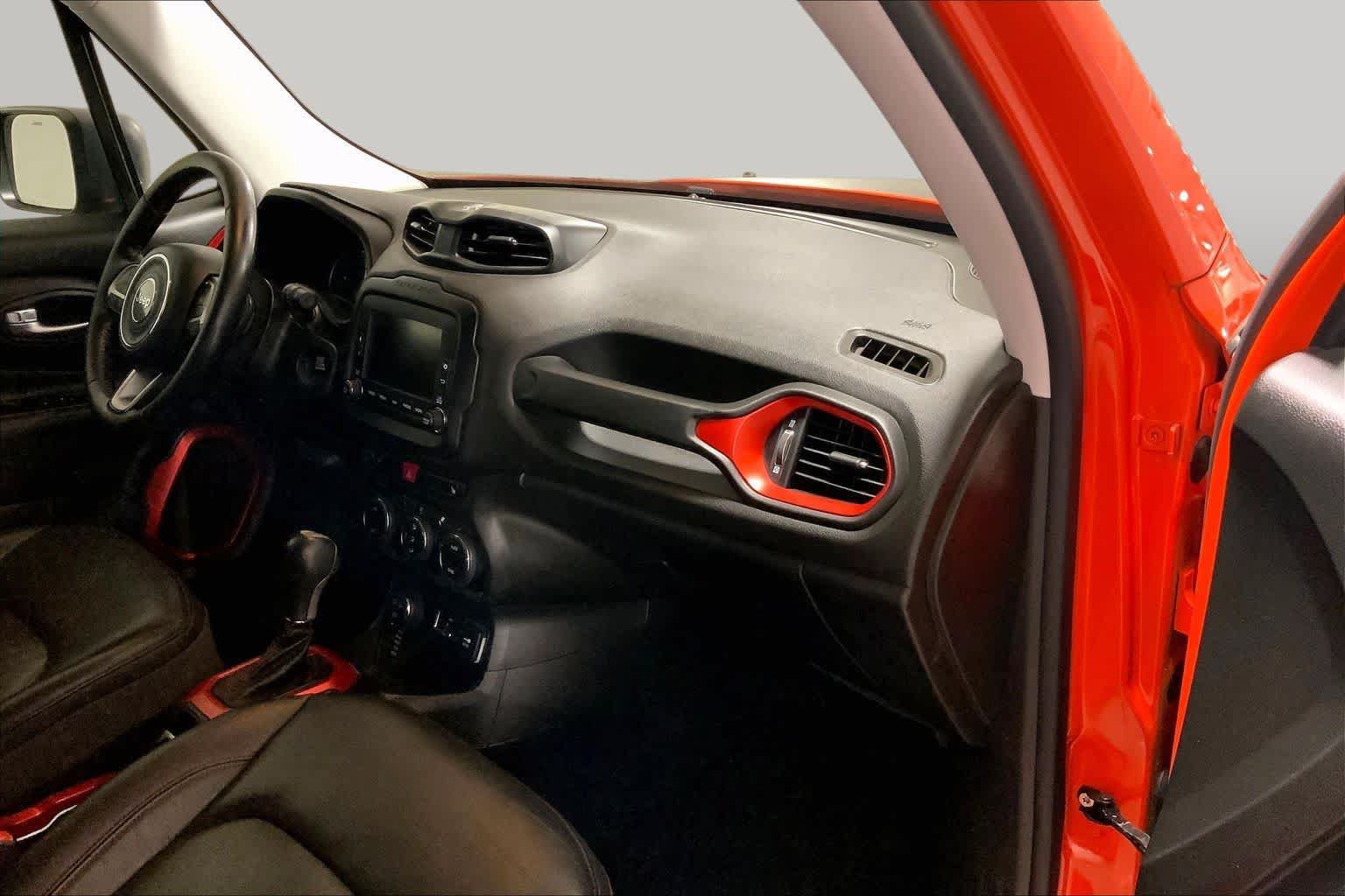 Used 2016 Jeep Renegade Trailhawk w/ Premium Trailhawk Package AWD/4WD image 17