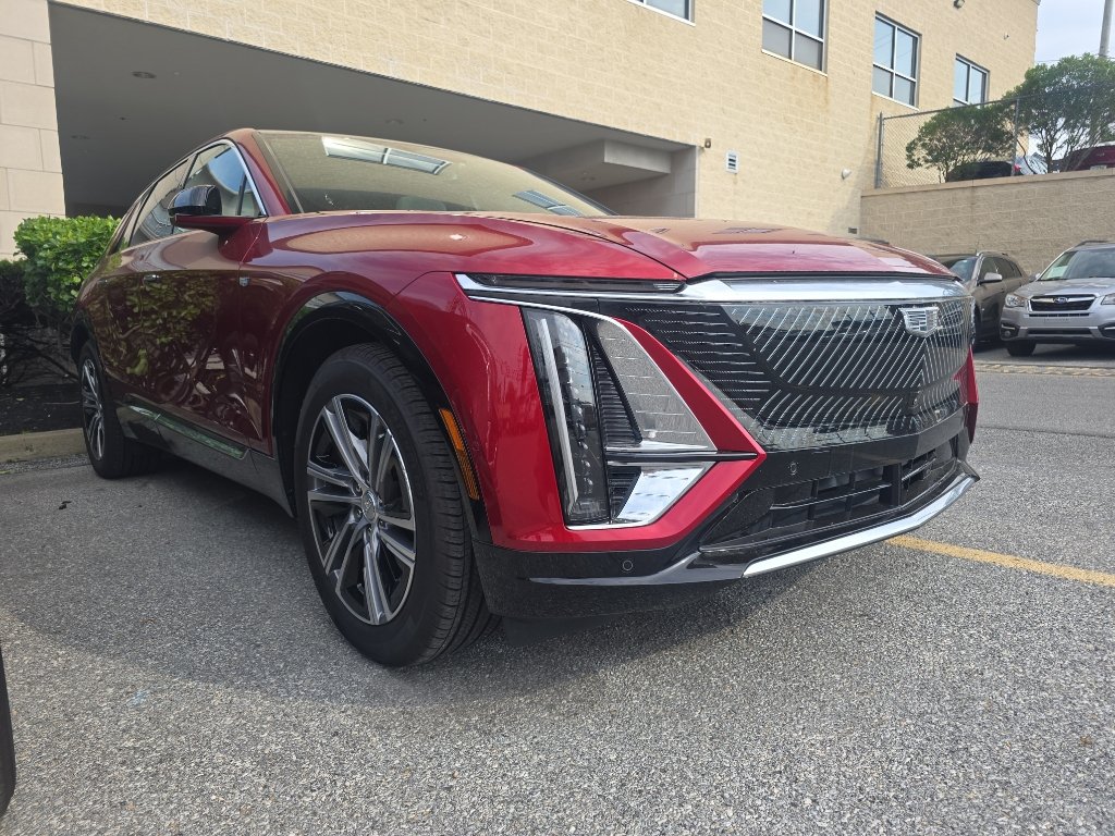 Certified 2024 Cadillac Lyriq Luxury AWD/4WD image 2