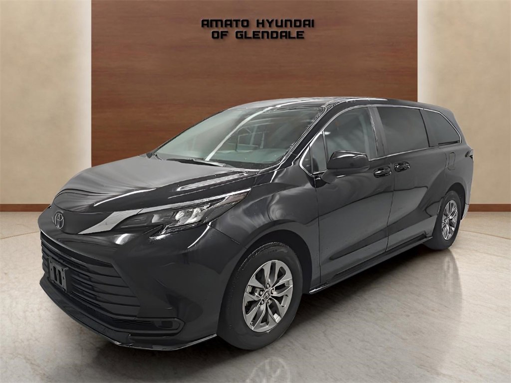 Used 2024 Toyota Sienna LE image 2