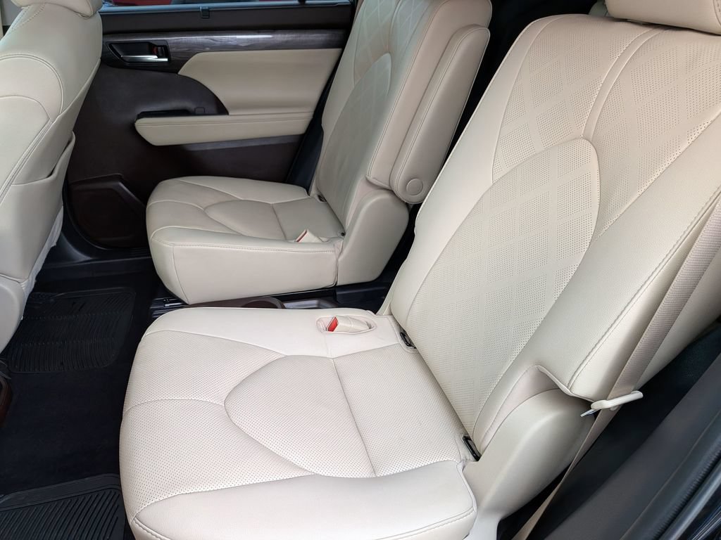 Used 2021 Toyota Highlander Platinum FWD image 26