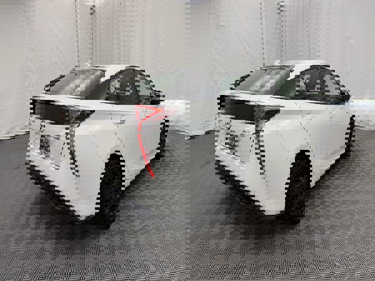 Used 2018 Toyota Prius Three Touring w/ Appearance Package FWD image 5