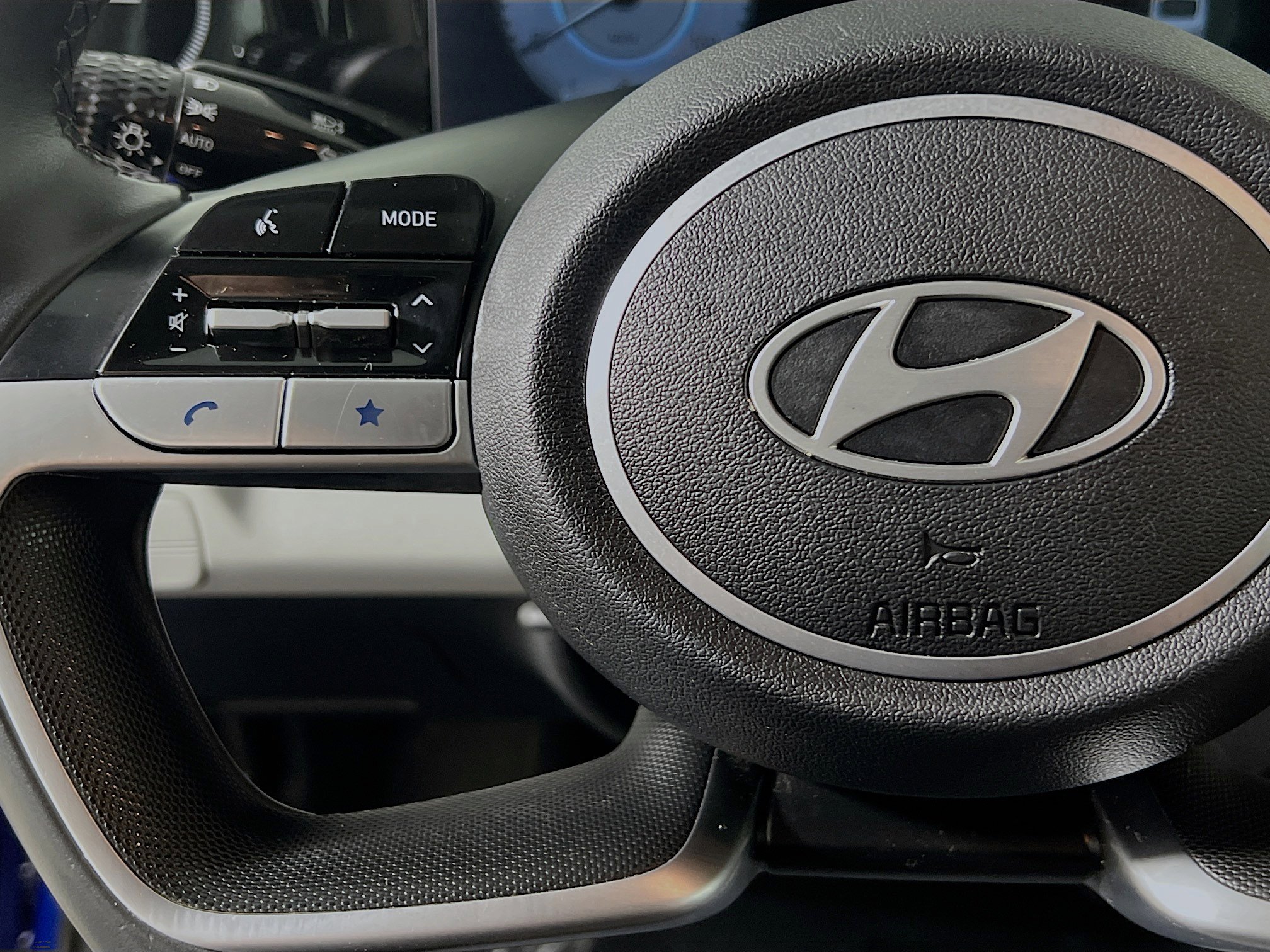 Used 2025 Hyundai Elantra Limited image 19