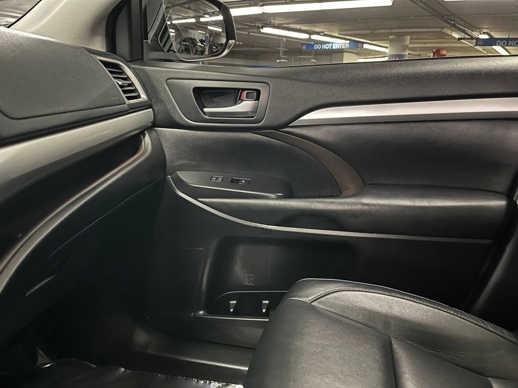 Used 2018 Toyota Highlander XLE AWD/4WD image 30