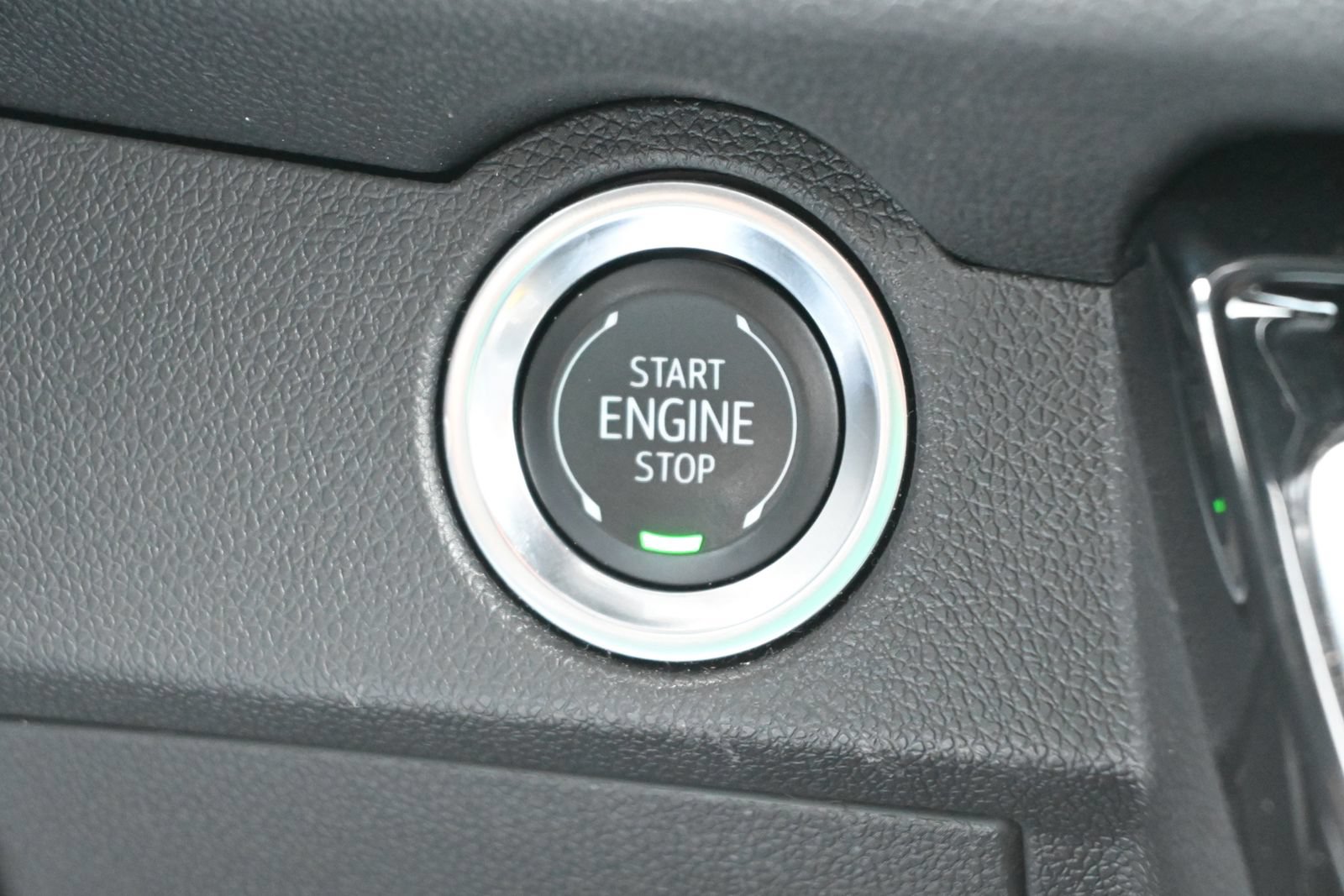 Used 2025 Chevrolet Traverse LT FWD image 19