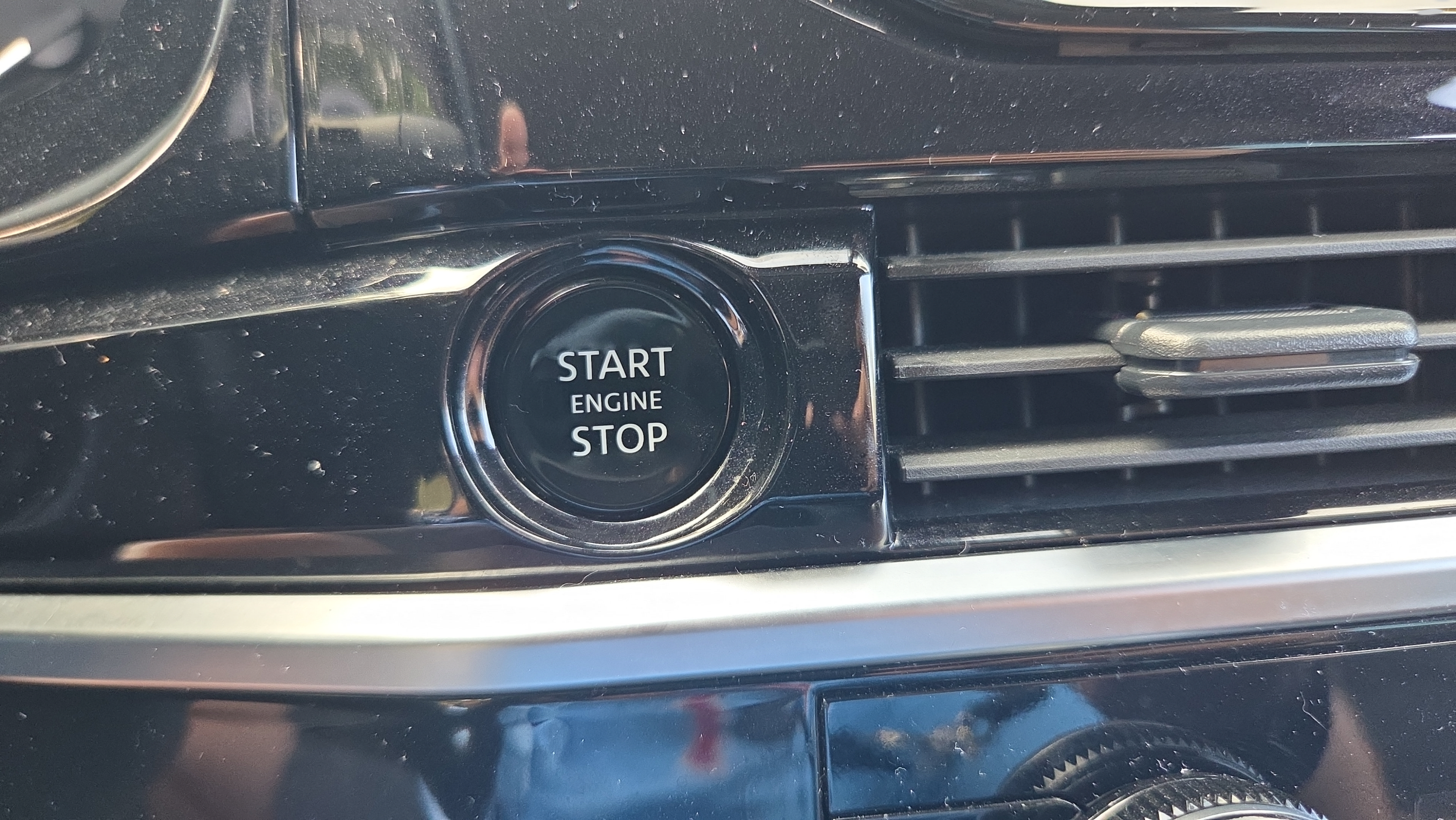 Used 2025 Nissan Pathfinder SV FWD image 32