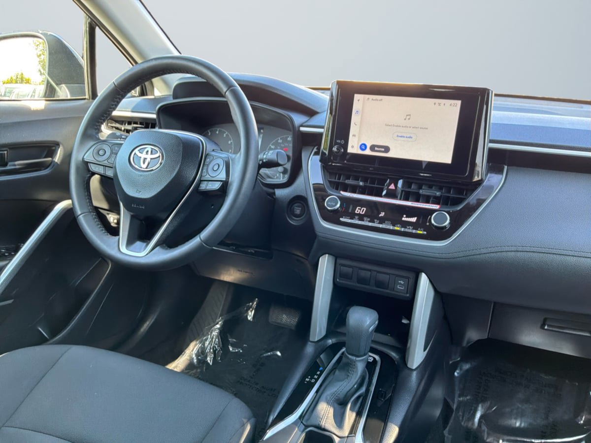 Used 2025 Toyota Corolla Cross LE FWD image 11