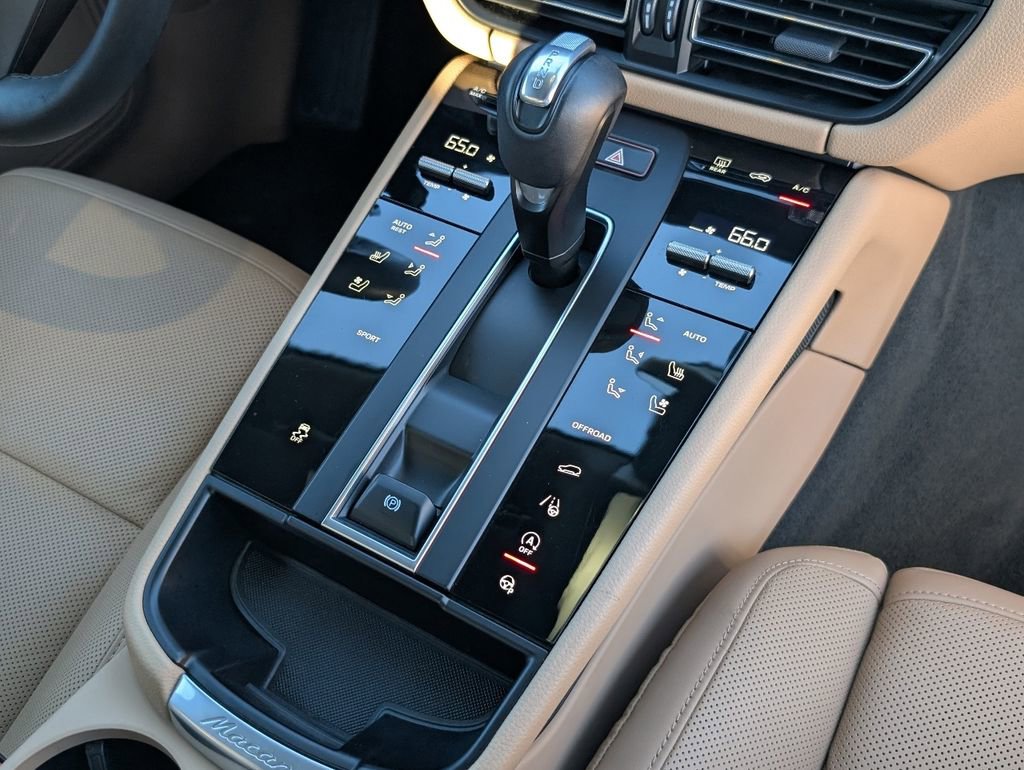 Certified 2022 Porsche Macan image 15