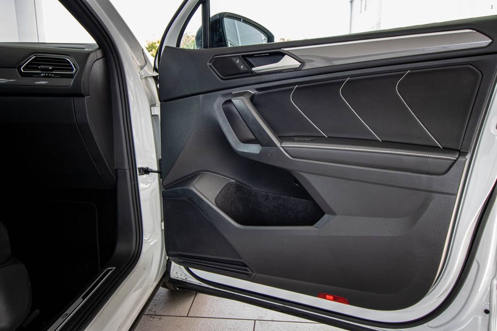 Used 2023 Volkswagen Tiguan SE R-Line image 17