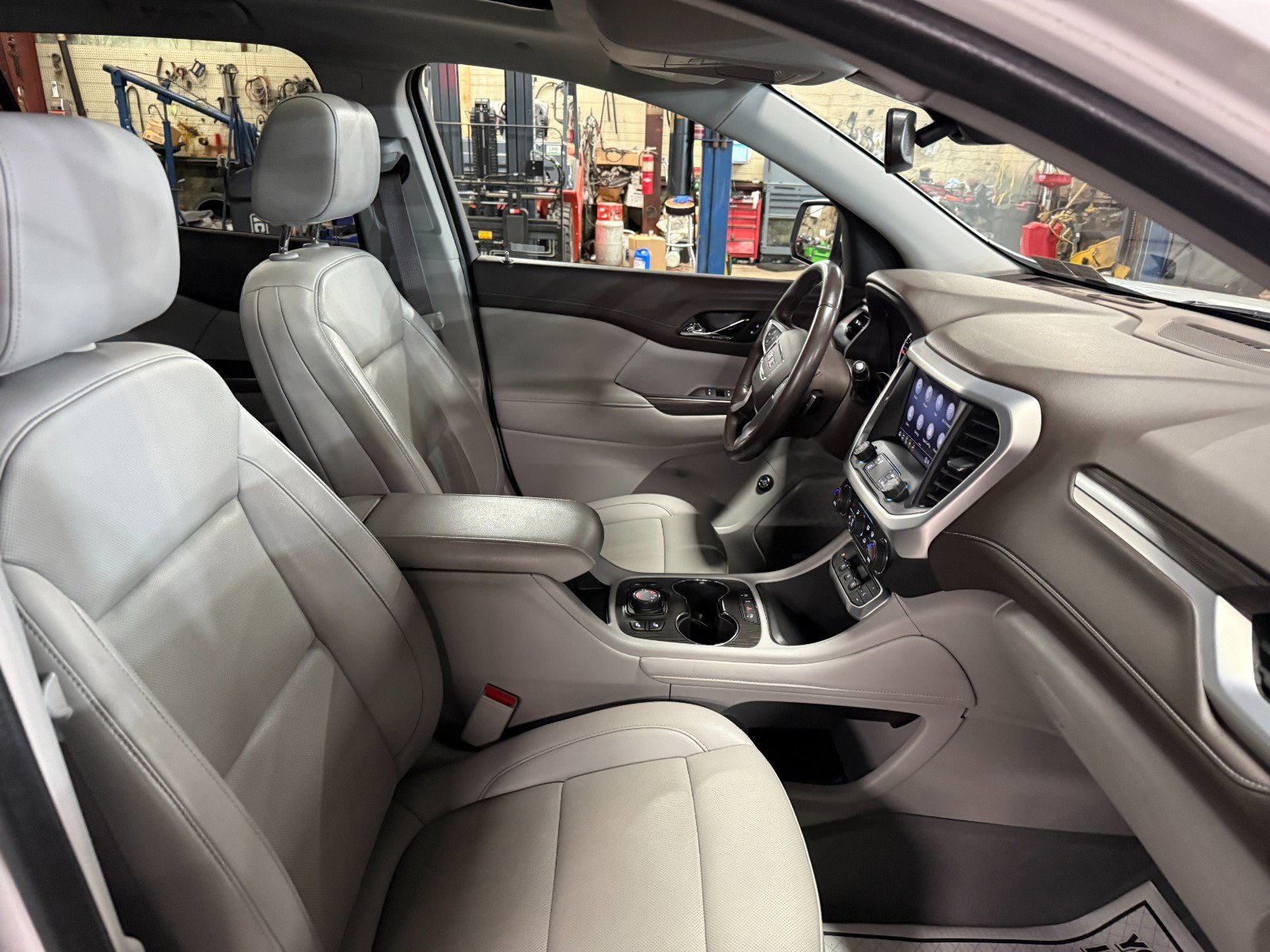 Used 2022 GMC Acadia SLT w/ LPO, Floor Liner Package image 23