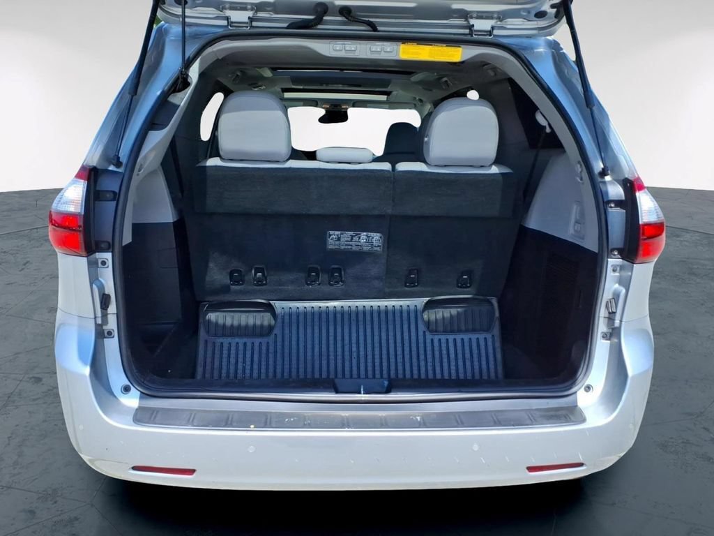Used 2020 Toyota Sienna Limited Premium FWD image 8