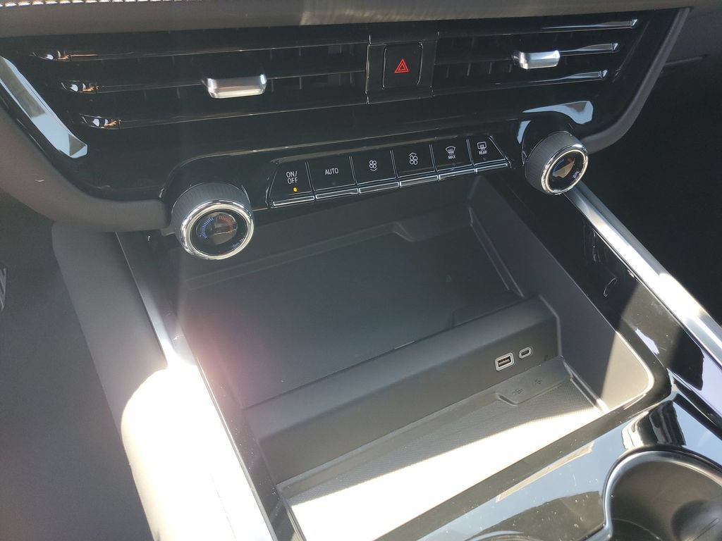 Used 2026 Chevrolet Suburban LS RWD image 33