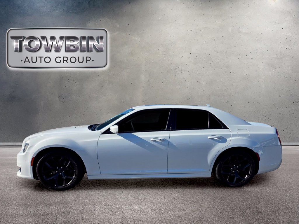 Used 2022 Chrysler 300 Touring L w/ Popular Equipment Group RWD image 7